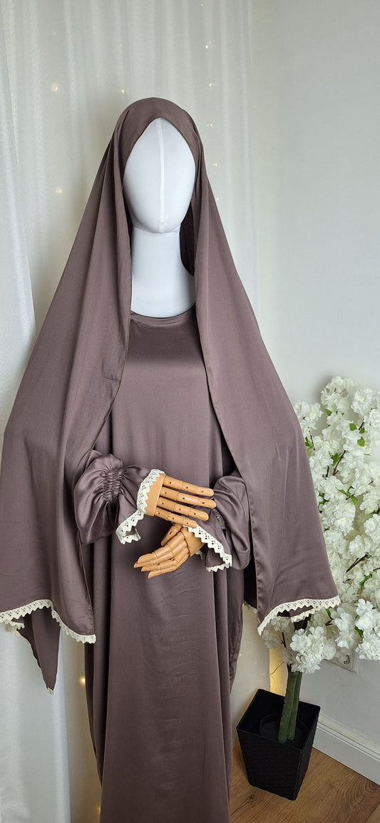 Abaya „Qahwa“ in voller Länge – dezent glänzender Stoff mit edler Stickerei am Ärmelabschluss.