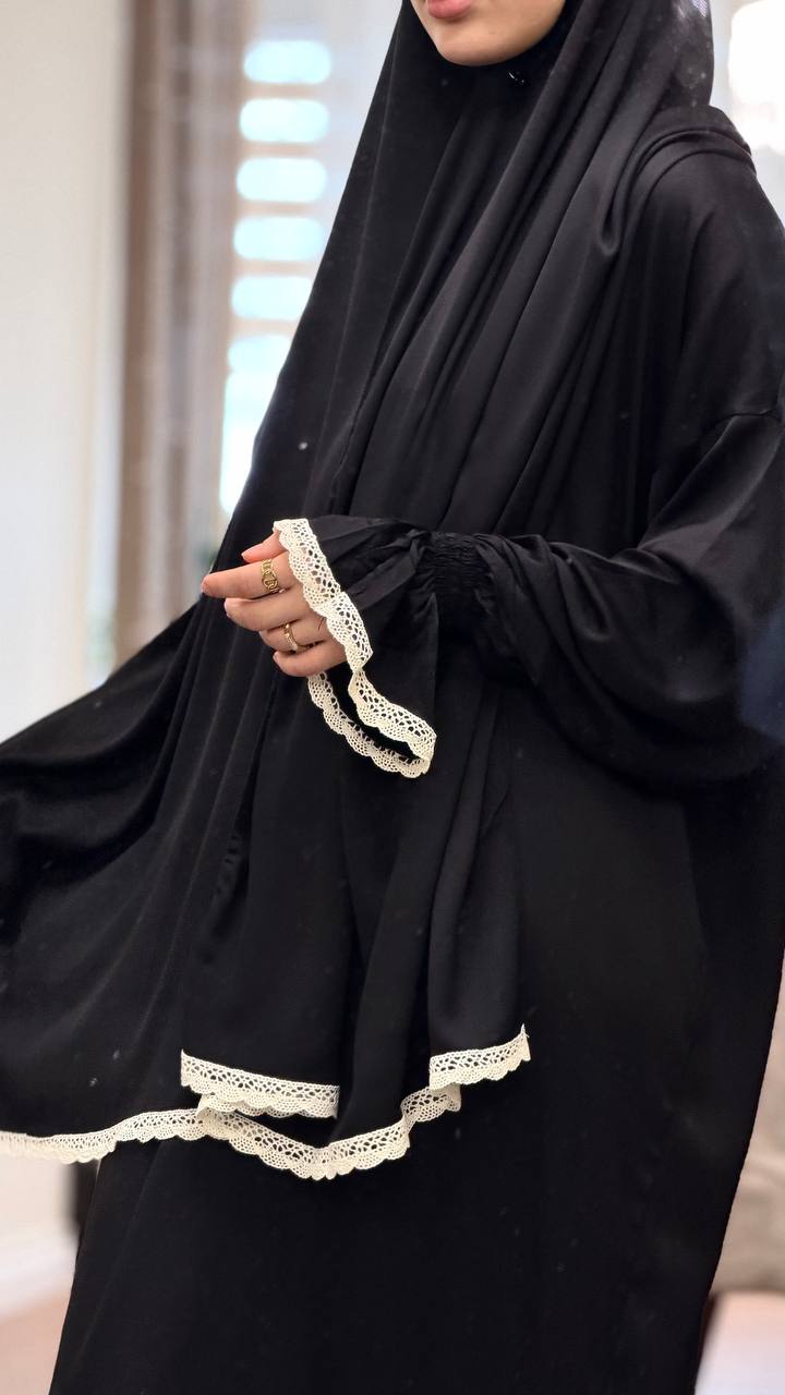 Schwarzes islamisches Kleid Qamar Black mit Spitzenrüschen an den Ärmeln