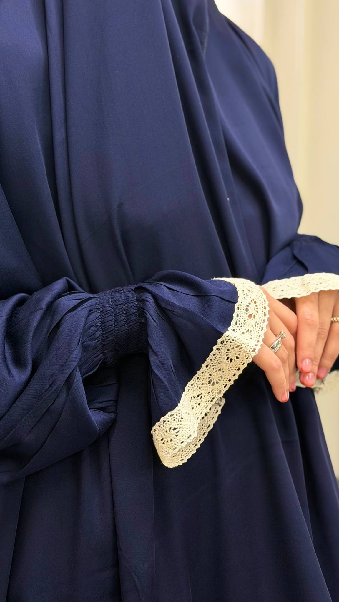 Detailaufnahme der Qamar Navy Abaya mit elastischen Ärmelbündchen und Spitzenbesatz