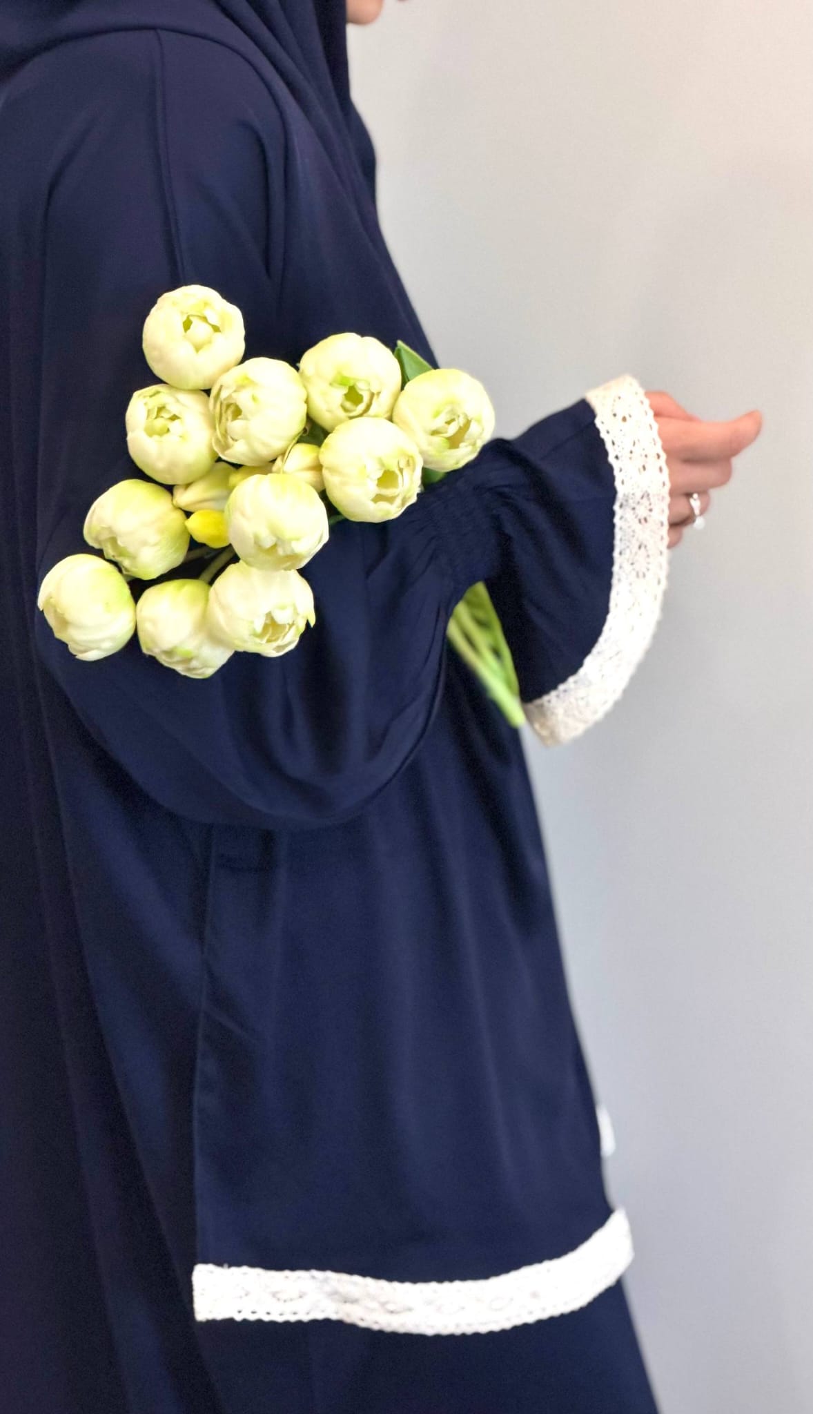 Qamar Navy Abaya mit passendem Hijab und Spitzenbesatz an den Ärmeln