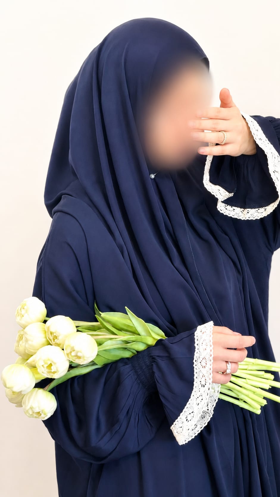 Seitenansicht der Qamar Navy Abaya mit Spitzenärmeln und fließender Passform
