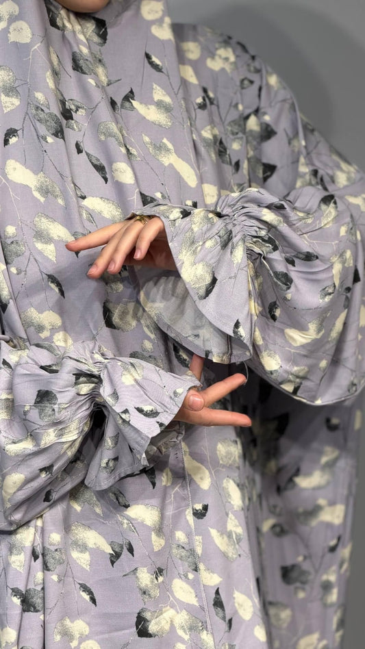 Graue Abaya Qamarah mit goldenen Blattakzenten in eleganter Halbansicht