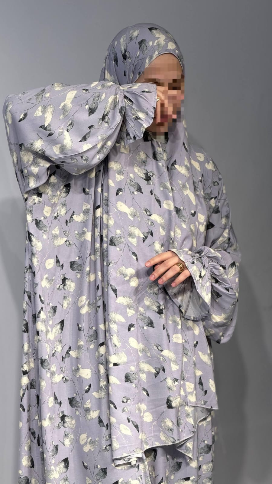 Graue Abaya Qamarah mit goldenen Blattakzenten