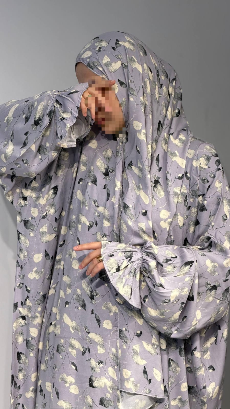 Stoffdetail der Abaya Qamarah in Grau mit goldenen Akzenten