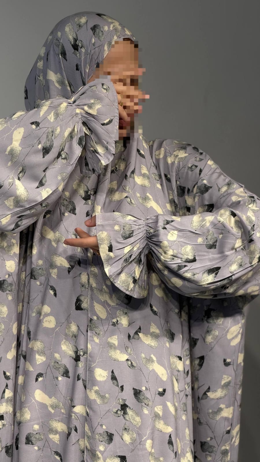Elegante graue Ramadan Abaya Qamarah mit schimmerndem Blattmuster
