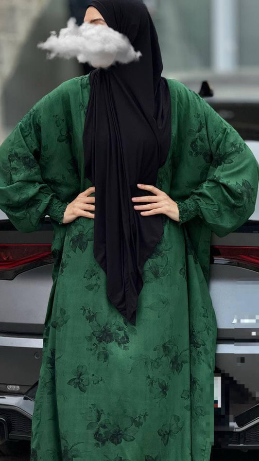 Frontale Pose mit Händen an der Hüfte. Das Gesicht leicht verhüllt.