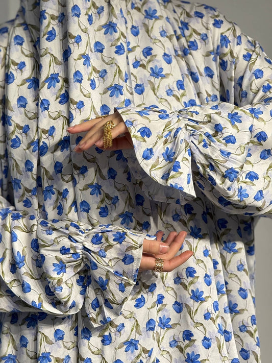 Detail der gerafften Ärmel mit floralem Print in Blau