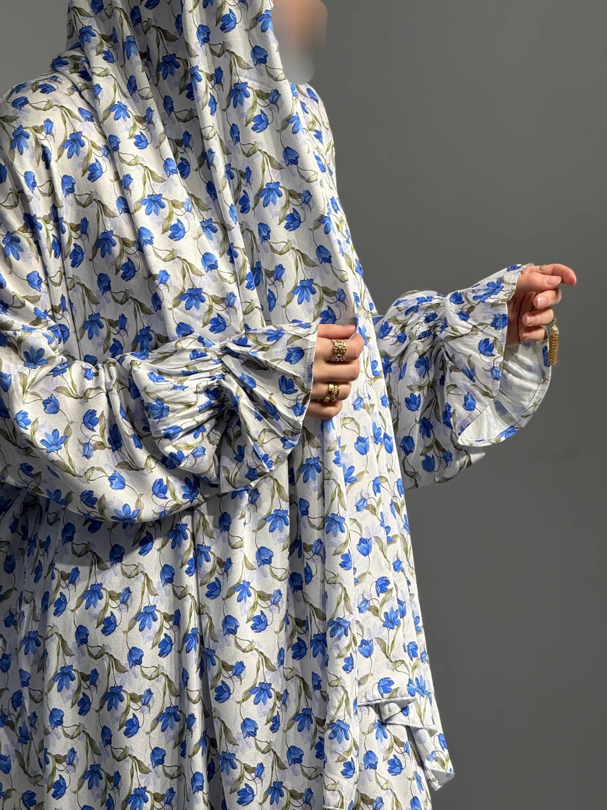 Weiße Abaya mit blauem Blumenmuster und weiten Ärmeln