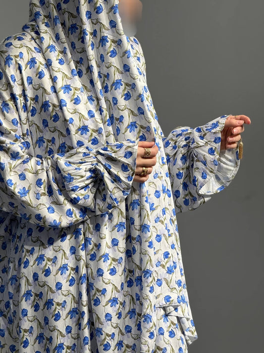 Weiße Abaya mit blauem Blumenmuster und weiten Ärmeln