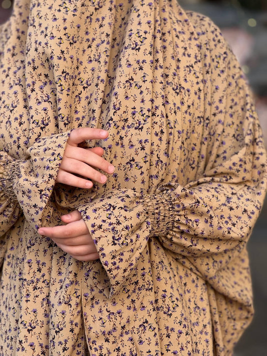 Detail der sandbeigen Abaya Rumaysa mit feinem violettem Blumenmuster