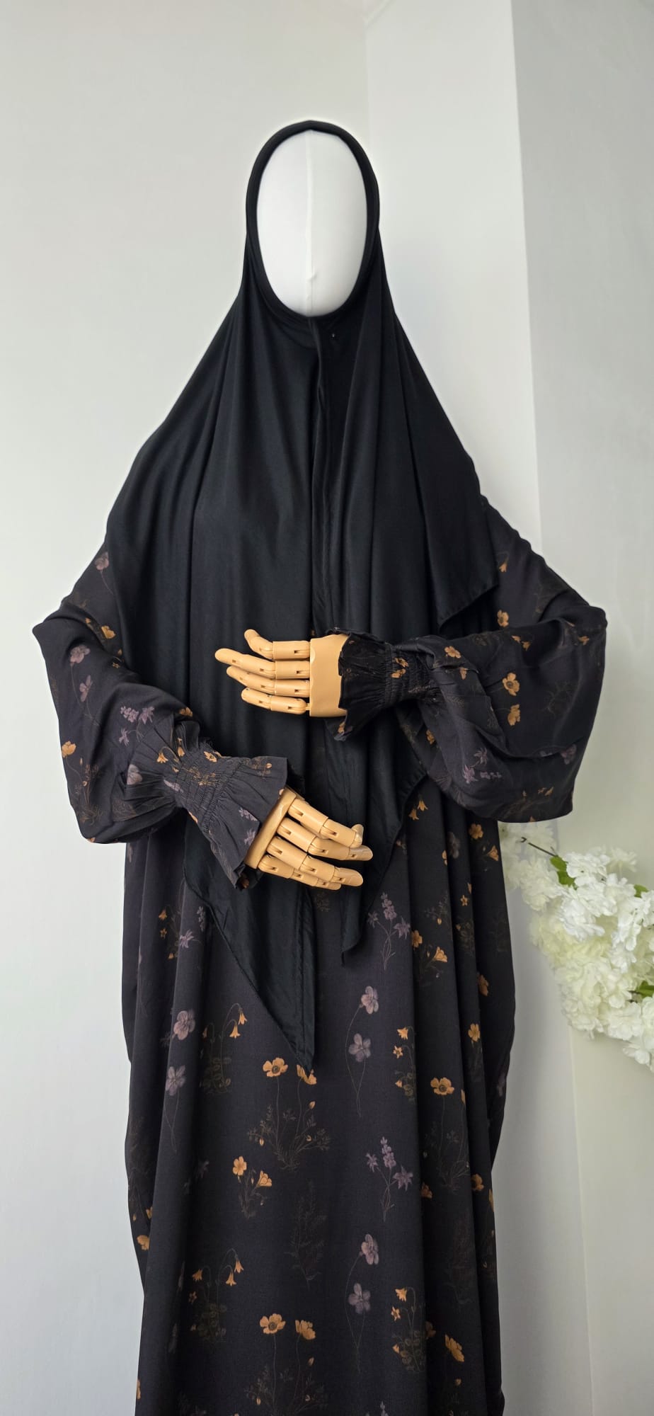 Ruwaida Abaya aus Premium-Viskose mit floralem Muster und angenähtem Hijab