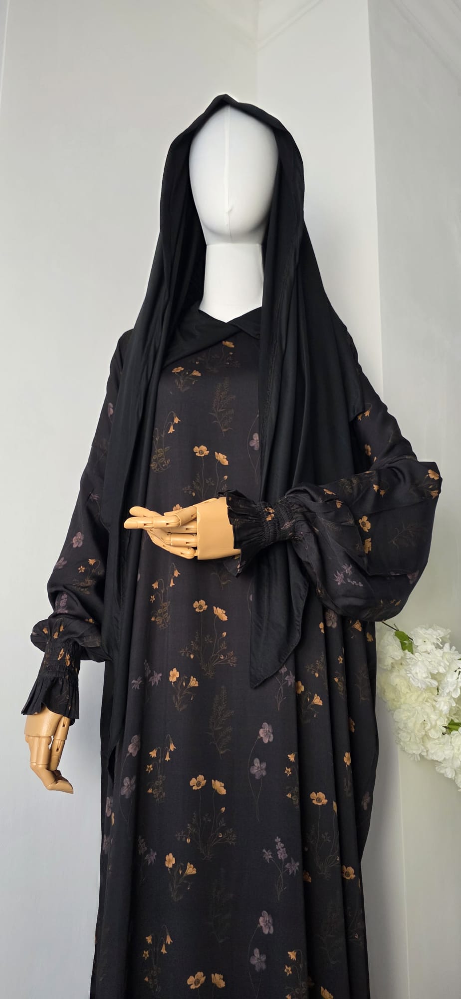 Ruwaida Abaya mit angenähtem Hijab und hochwertigem Viskosestoff