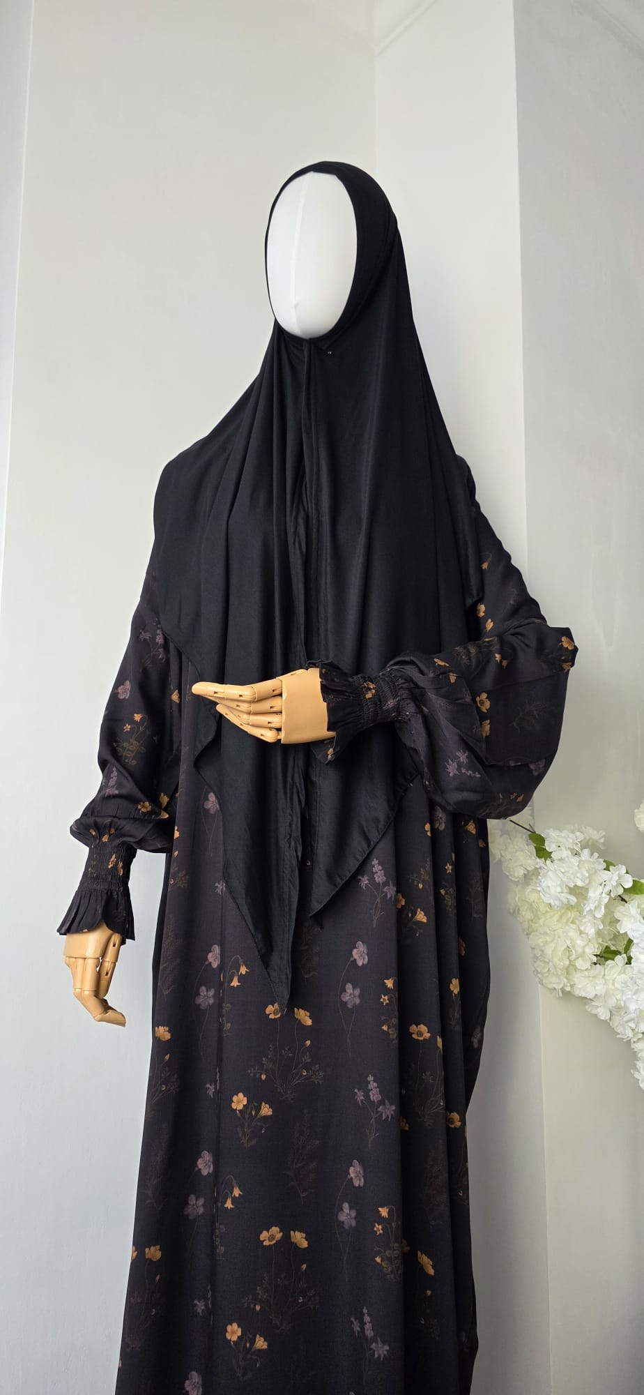 Elegante Ruwaida Abaya mit angenähtem Kopftuch und elastischen Ärmelbündchen