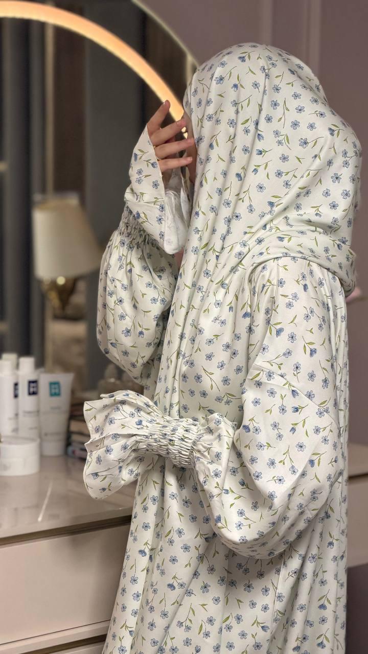 Weiße Abaya aus Premium Viskose mit blauem Blumenmuster und passendem Hijab Rückansicht