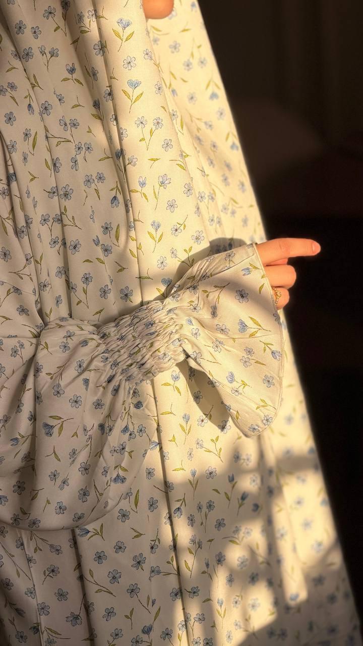 Detailaufnahme Viskose Abaya weich fließend mit feinem blauem Blumenmuster