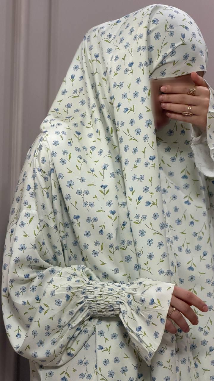 Off White Abaya aus Premium Viskose mit blauem Blumenmuster und passendem Hijab