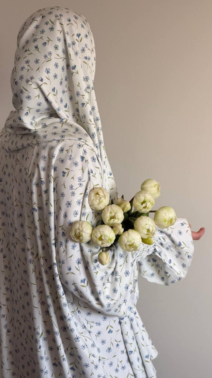 Modeste Abaya Off White mit blauem Blumenmuster zweiteilig mit Hijab