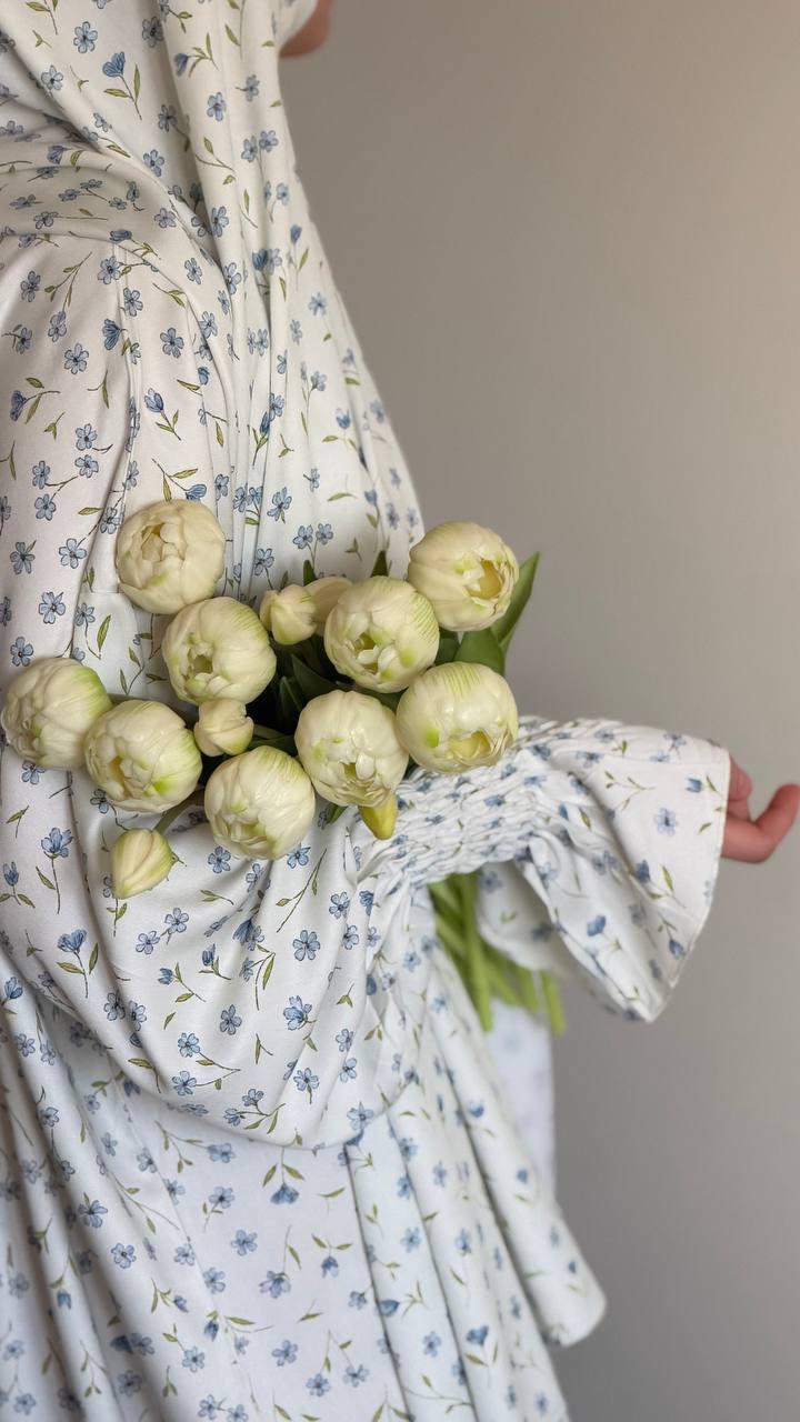 Ärmel Detail Abaya floral blau auf hellem Stoff mit elastischem Bündchen
