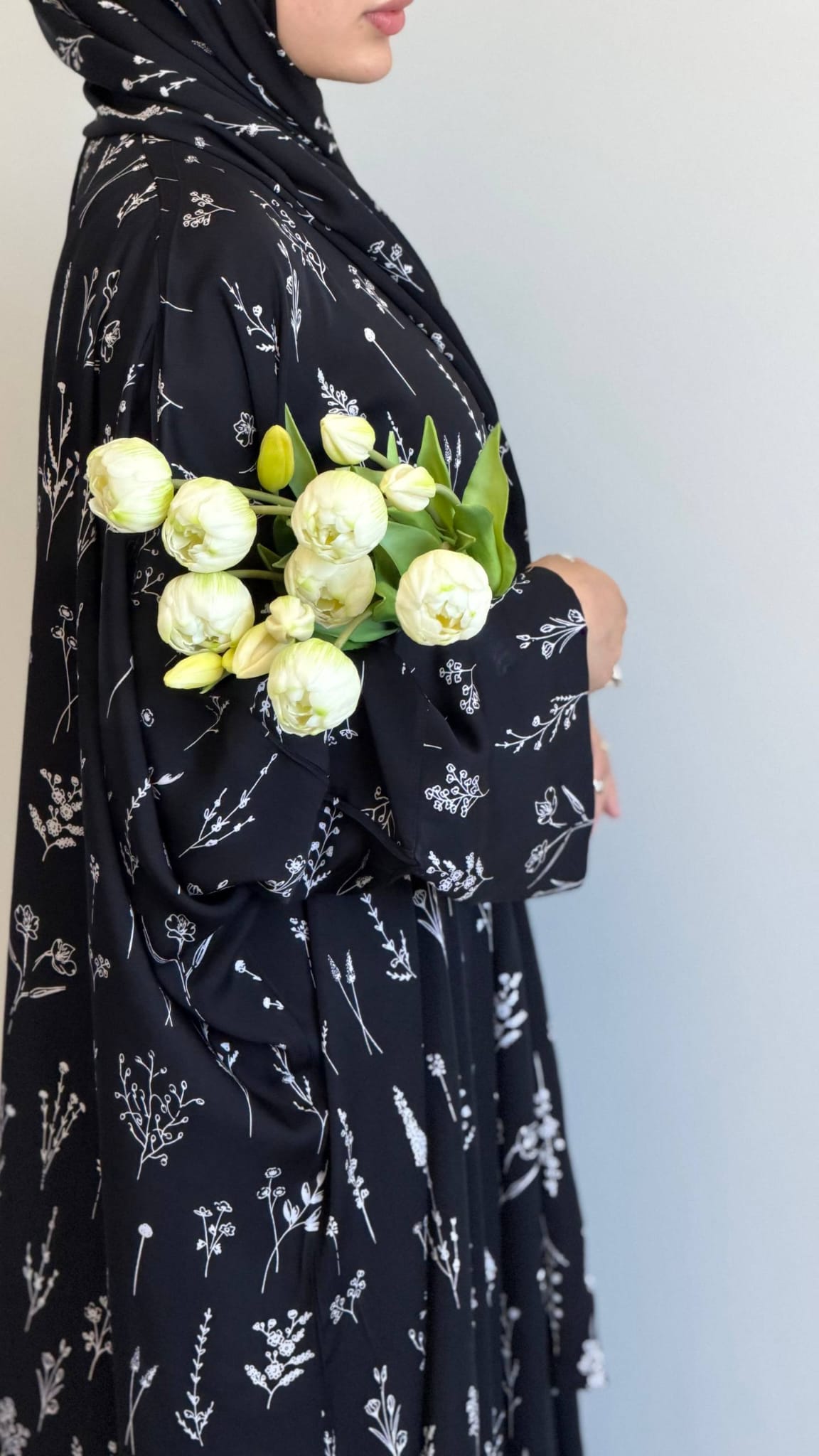 Schwarze Sanabil Butterfly Abaya aus fließender Viskose mit elegantem Pflanzen- und Ährenmuster