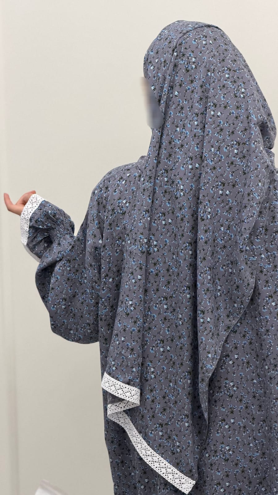 Rückansicht der grauen floralen Abaya mit Spitzenbesatz