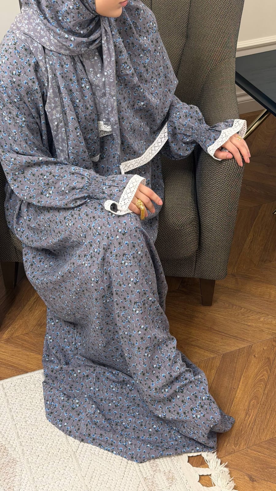 Graue Abaya mit floralem Muster – Sitzansicht