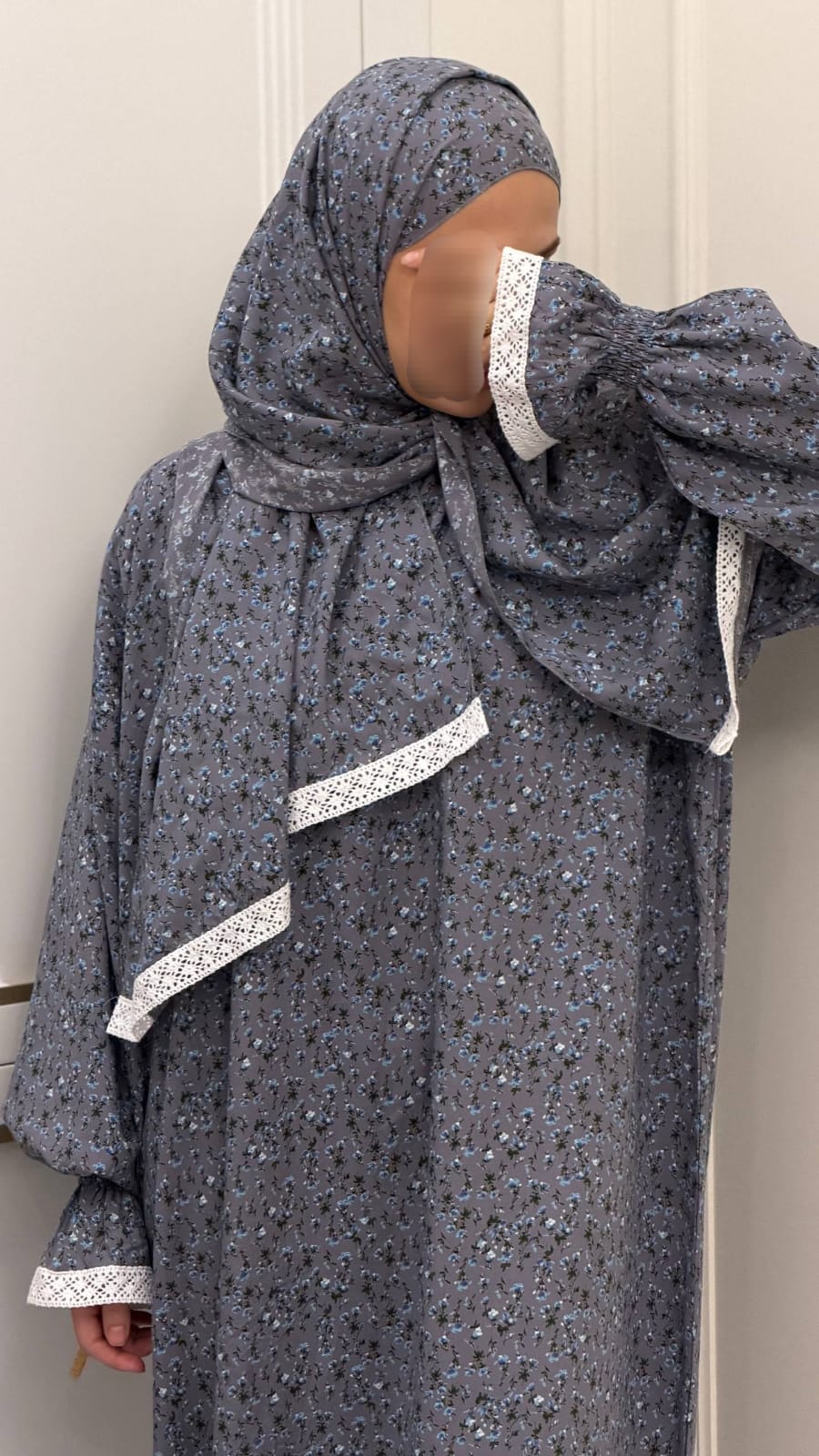 Florale Abaya in Grau mit weißer Spitze – Ramadan Kollektion