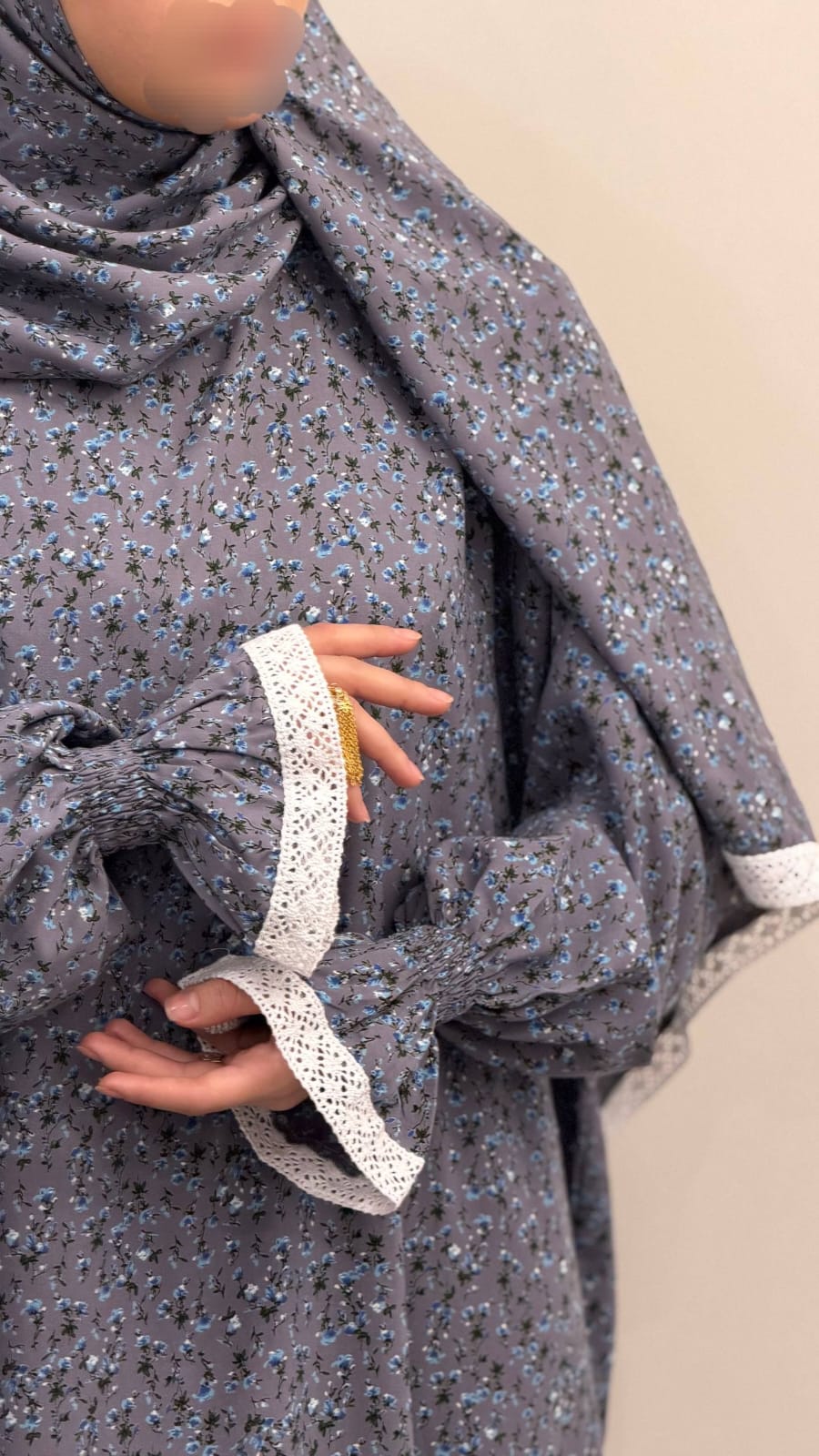 Detailaufnahme der Spitzenärmel mit blauem Blütenprint