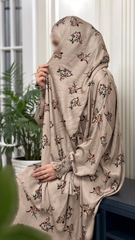 Detailaufnahme der gerafften Ärmel der beigen Abaya