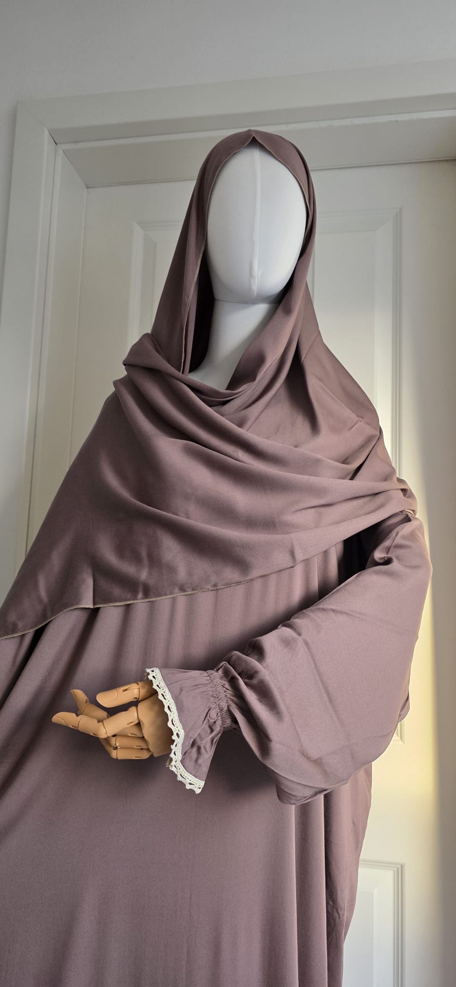 
Detailaufnahme des zweiteiligen Kleides Qahwa in Mauve mit feinen Spitzenabschlüssen an den Ärmeln