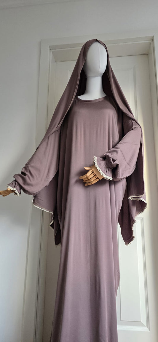 Zweiteiliges Kleid Qahwa in Mauve mit fließendem Schnitt und Spitzenmanschetten, frontal dargestellt