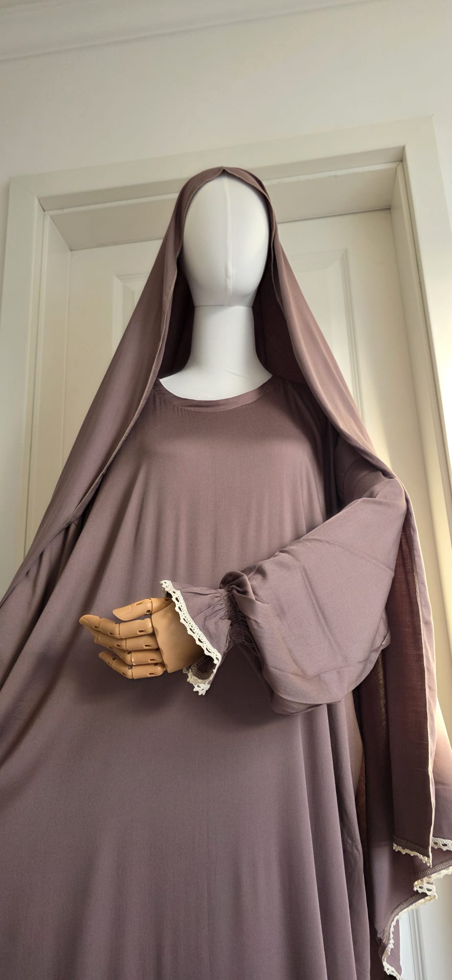 Zweiteiliges Kleid Qahwa in Mauve mit weich fließendem Stoff und elegantem Fall im Detail