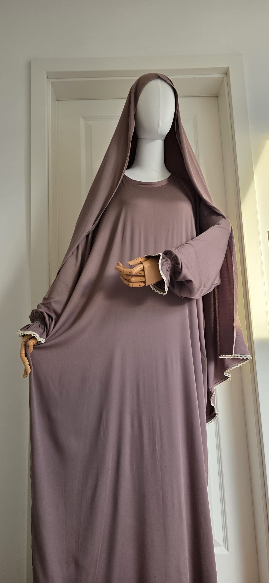 Zweiteiliges Kleid Qahwa in Mauve mit weit geschnittenen Ärmeln und locker fallendem Stoff, vollständig ausgebreitet